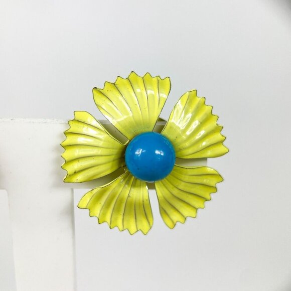 Vintage Yellow Flower Power Enamel Metal Clip-On Earrings Blue Centers Groovy - Picture 3 of 5